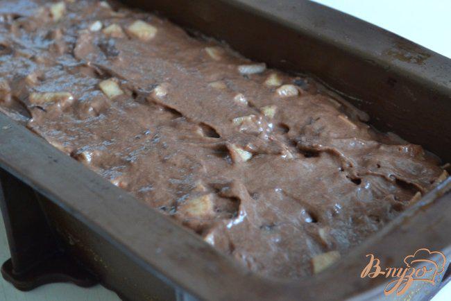 Фото приготовление рецепта: Шоколадный кекс с яблоками шаг №6