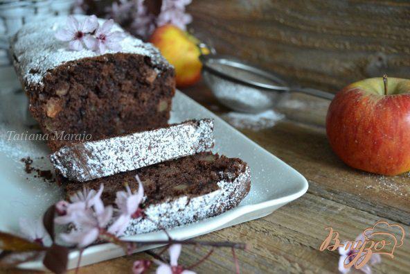 Фото приготовление рецепта: Шоколадный кекс с яблоками шаг №8