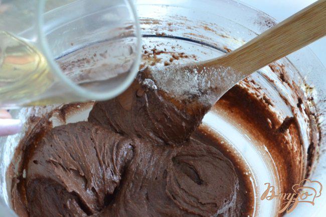 Фото приготовление рецепта: Шоколадный кекс с яблоками шаг №4