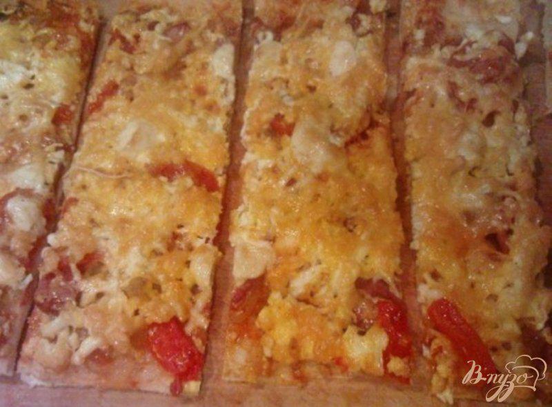 Фото приготовление рецепта: Пицца с плавленым сырком шаг №7
