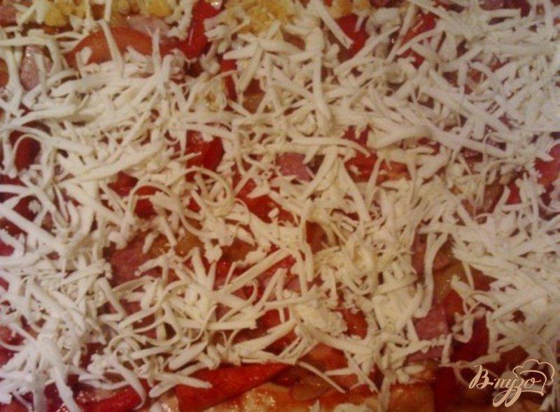 Фото приготовление рецепта: Пицца с плавленым сырком шаг №6