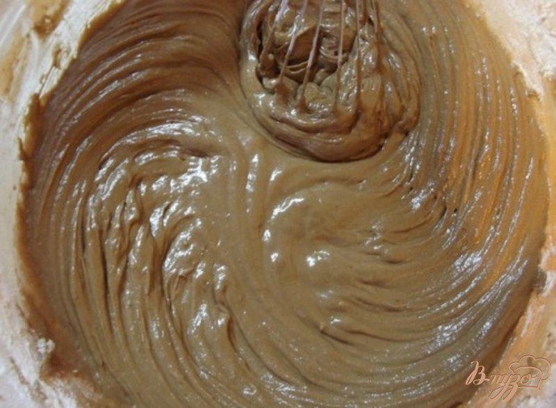 Фото приготовление рецепта: Шоколадный вишнево-клубничный пирог шаг №7