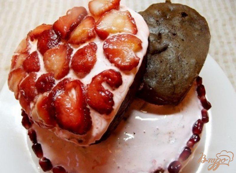 Фото приготовление рецепта: Шоколадный вишнево-клубничный пирог шаг №13