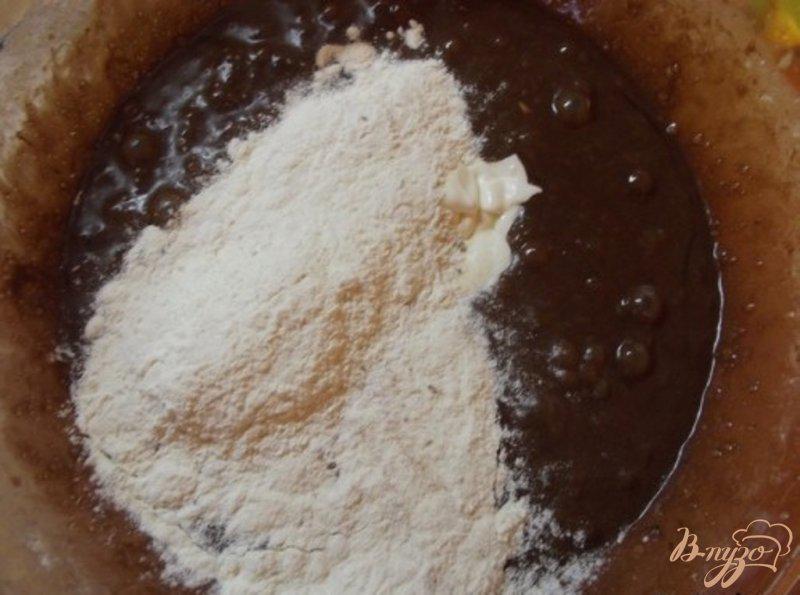 Фото приготовление рецепта: Шоколадный вишнево-клубничный пирог шаг №6