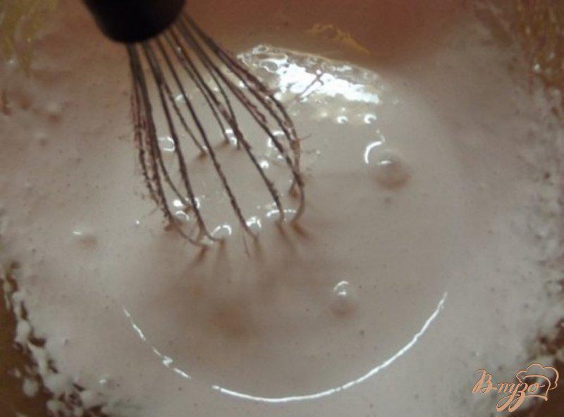 Фото приготовление рецепта: Шоколадный вишнево-клубничный пирог шаг №10