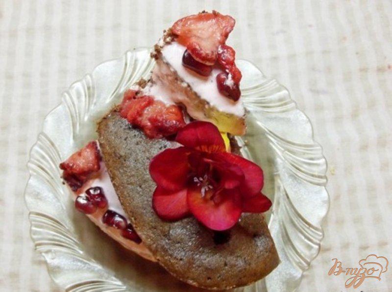 Фото приготовление рецепта: Шоколадный вишнево-клубничный пирог шаг №14