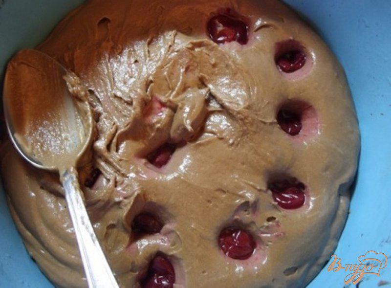 Фото приготовление рецепта: Шоколадный вишнево-клубничный пирог шаг №8