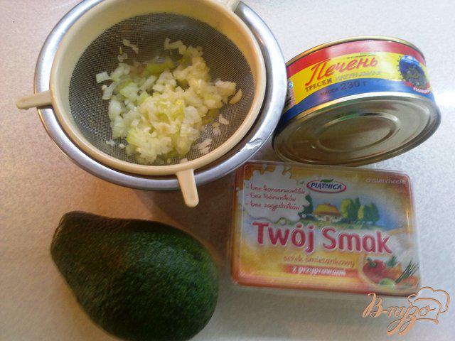 Фото приготовление рецепта: Дип из печени трески и авокадо шаг №3