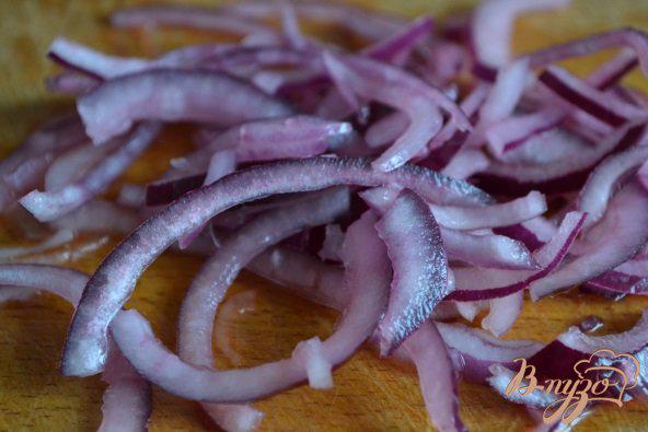 Фото приготовление рецепта: Помидорный салат с крабовыми палочками шаг №2