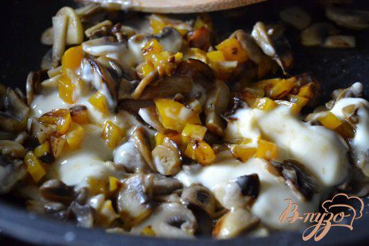 Фото приготовление рецепта: Закусочные гренки с грибами и сыром шаг №2