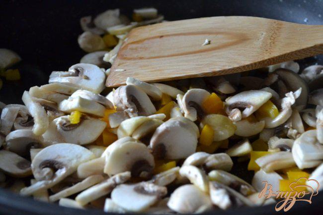 Фото приготовление рецепта: Закусочные гренки с грибами и сыром шаг №1
