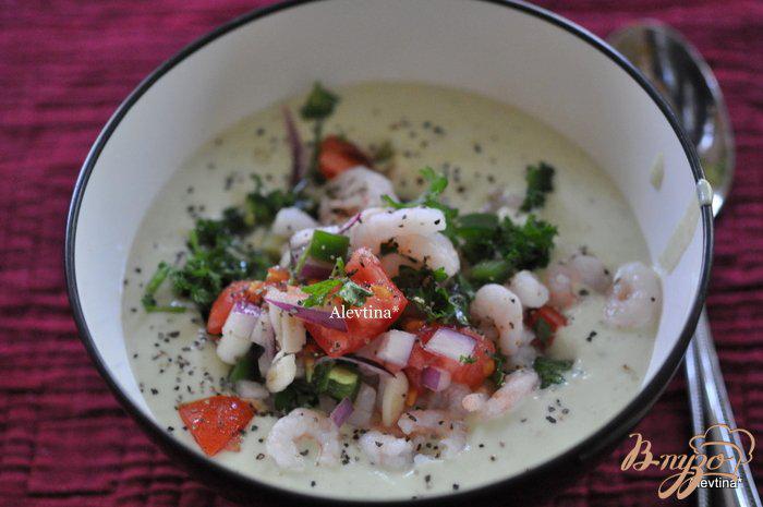 Фото приготовление рецепта: Суп с авокадо и креветками,томатной сальсой шаг №4