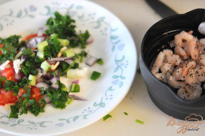 Фото приготовление рецепта: Суп с авокадо и креветками,томатной сальсой шаг №3