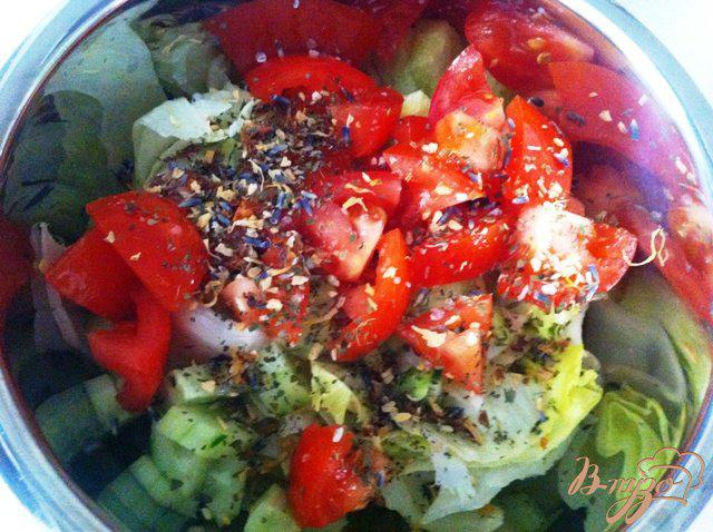 Фото приготовление рецепта: Овощной салат с сыром Джугос шаг №7
