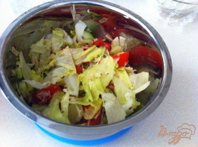 Фото приготовление рецепта: Овощной салат с сыром Джугос шаг №10