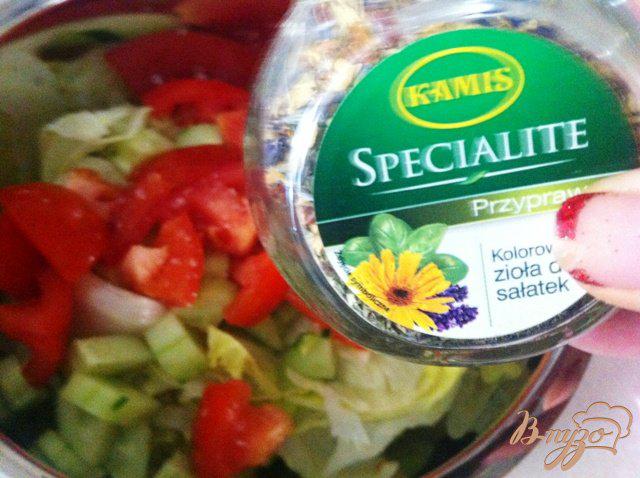 Фото приготовление рецепта: Овощной салат с сыром Джугос шаг №6