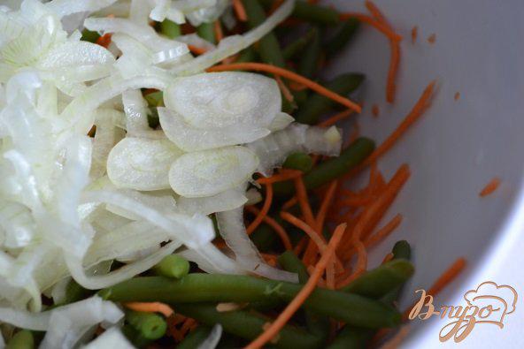 Фото приготовление рецепта: Острый салат из зеленой фасоли шаг №3