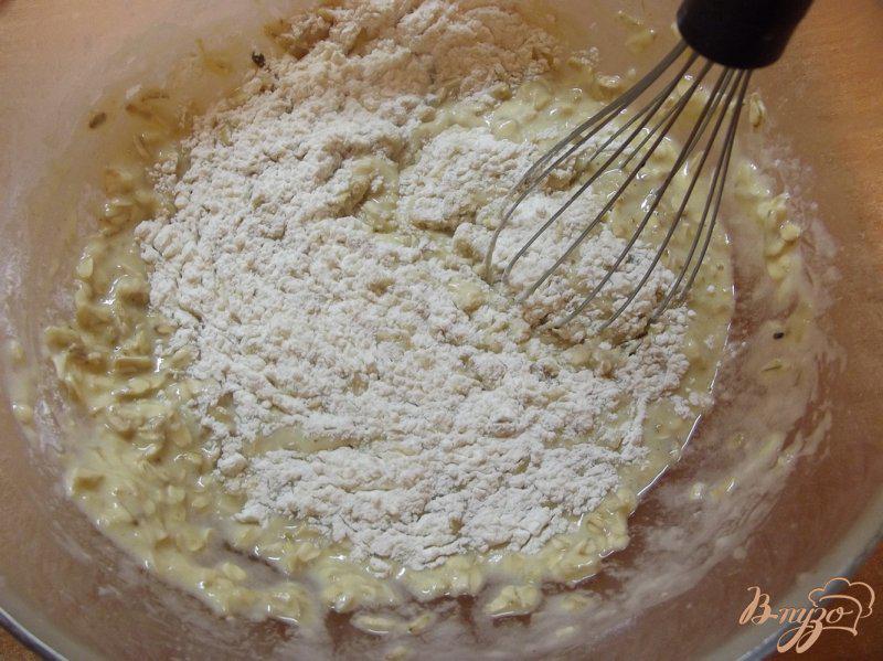 Фото приготовление рецепта: Овсяный пирог с имбирем и сухофруктами шаг №6
