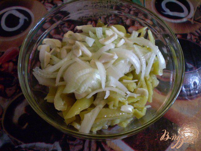 Фото приготовление рецепта: Салат из консервированного болгарского перца шаг №4