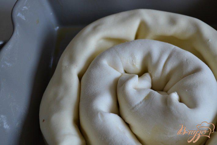 Фото приготовление рецепта: Слоеный пирог с сыром шаг №3