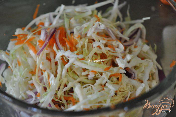 Фото приготовление рецепта: Салат с капустой острый шаг №1