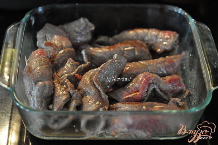 Фото приготовление рецепта: Мясные рулетики с орехами и вялеными помидорами шаг №5