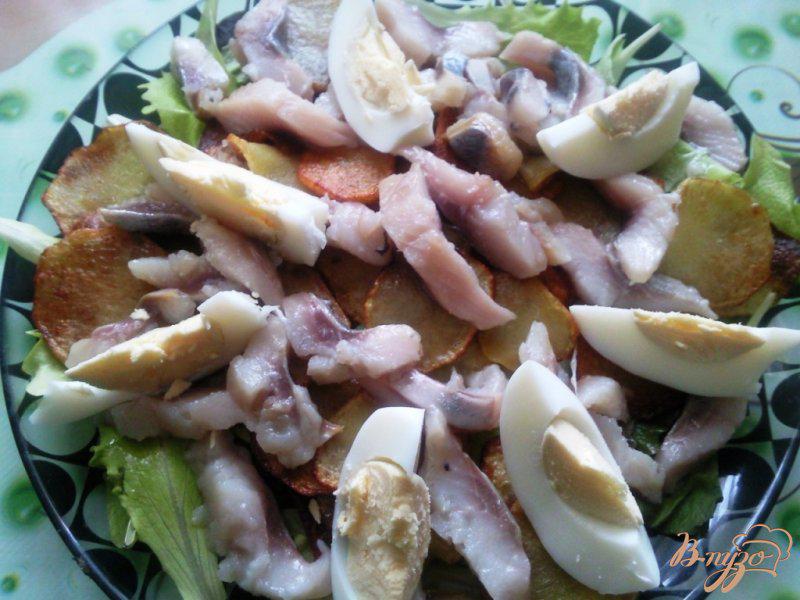 Фото приготовление рецепта: Салат с сельдью и жаренным картофелем шаг №3