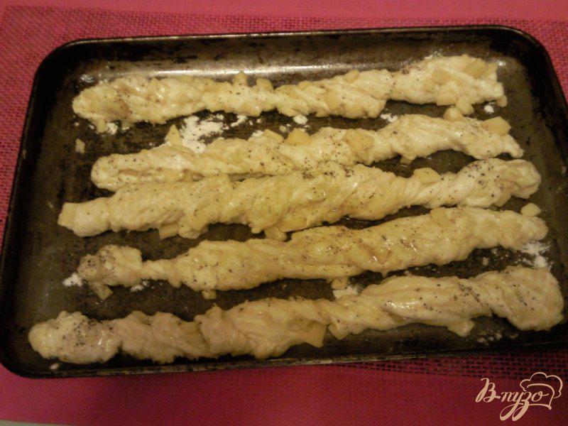 Фото приготовление рецепта: Хлебные палочки гриссини с сыром шаг №2