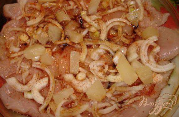 Фото приготовление рецепта: Запеченое куриное филе с ананасом шаг №2