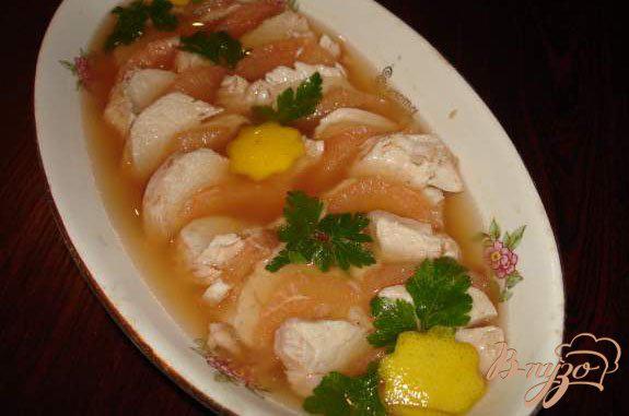 Фото приготовление рецепта: Заливное из курицы с грейпфрутом шаг №4