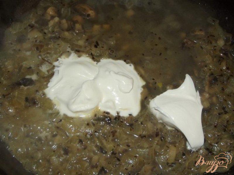 Фото приготовление рецепта: Гречка под луково-грибным соусом шаг №7