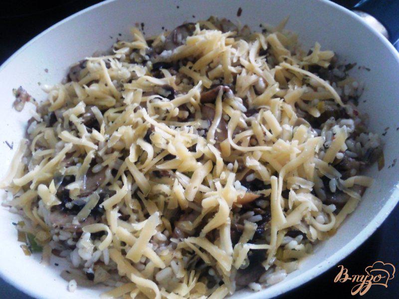 Фото приготовление рецепта: Рис с грибами под сыром шаг №4