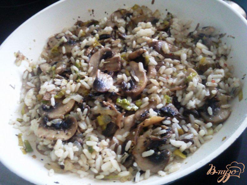 Фото приготовление рецепта: Рис с грибами под сыром шаг №3