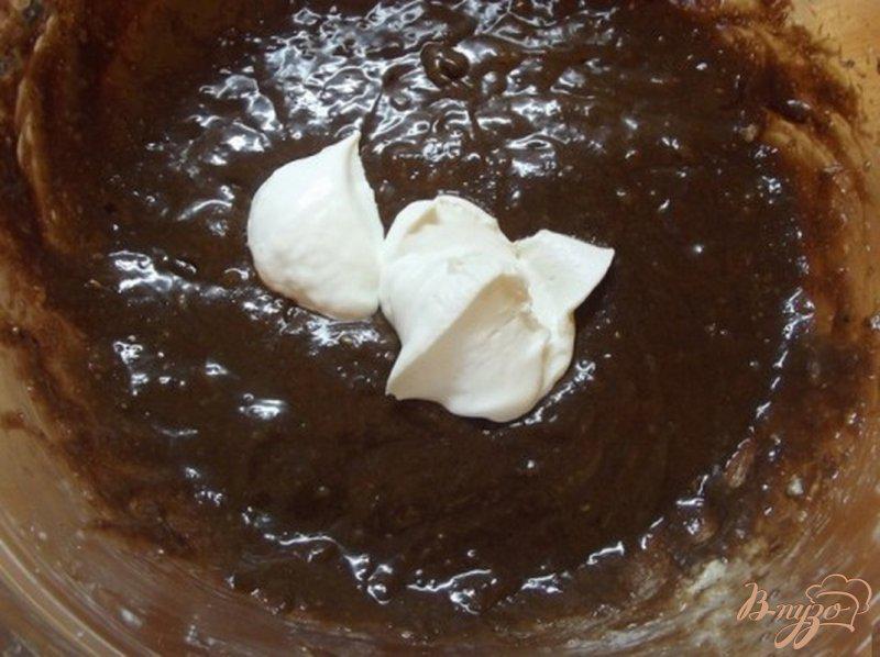 Фото приготовление рецепта: Шоколадный кекс с сухофруктами шаг №7