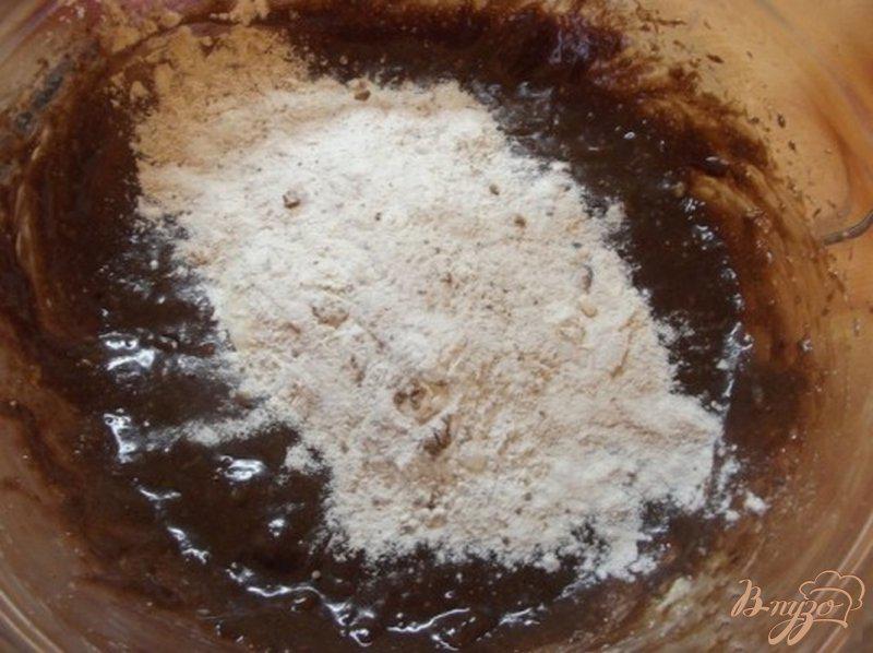 Фото приготовление рецепта: Шоколадный кекс с сухофруктами шаг №8
