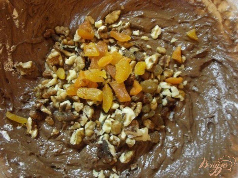 Фото приготовление рецепта: Шоколадный кекс с сухофруктами шаг №9
