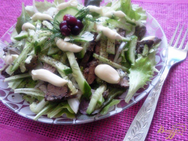 Фото приготовление рецепта: Салат с куриной печенью шаг №5