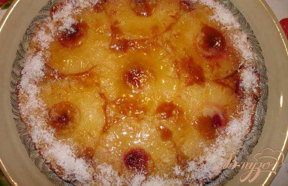 Фото приготовление рецепта: Английский пирог с ананасом и вишней шаг №6