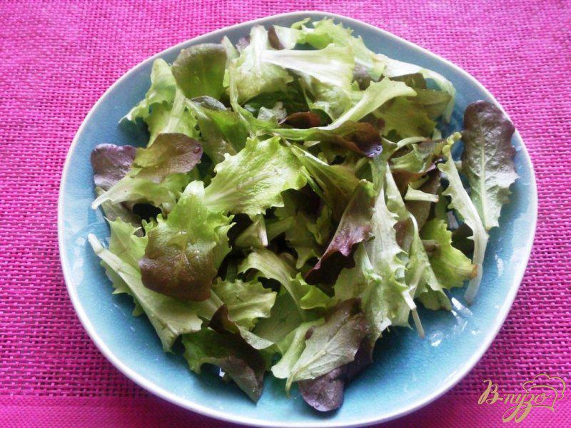 Фото приготовление рецепта: Овощной салат с жаренной колбасой шаг №2