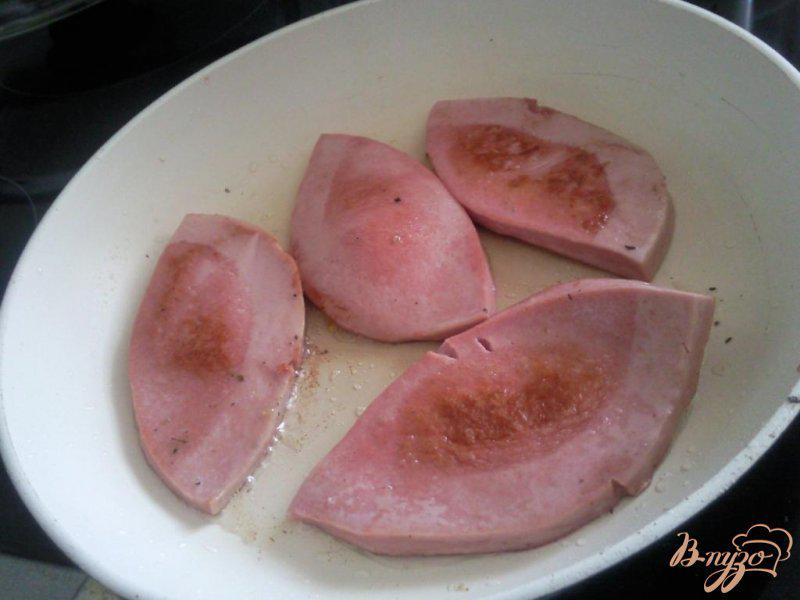 Фото приготовление рецепта: Овощной салат с жаренной колбасой шаг №1