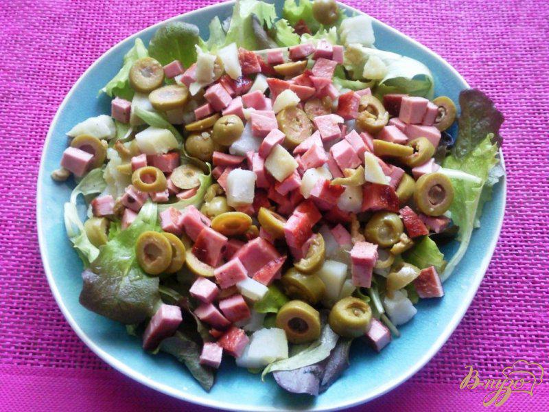 Фото приготовление рецепта: Овощной салат с жаренной колбасой шаг №3