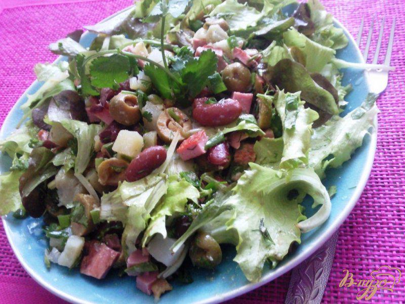 Фото приготовление рецепта: Овощной салат с жаренной колбасой шаг №6