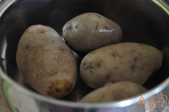 Фото приготовление рецепта: Картофельный салат со сладкими огурчиками шаг №1