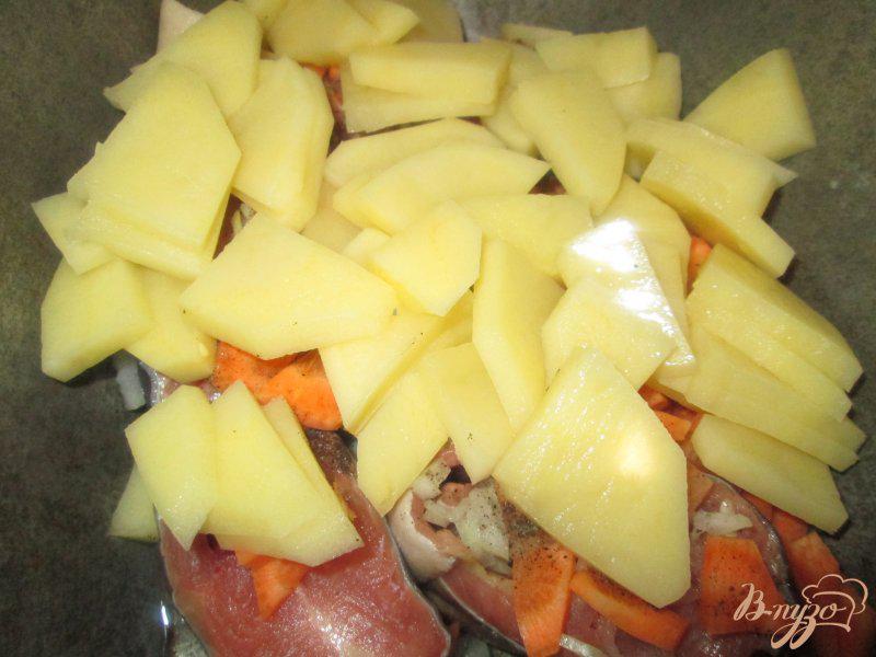 Фото приготовление рецепта: Картошка с горбушей, тушеная в казане шаг №8
