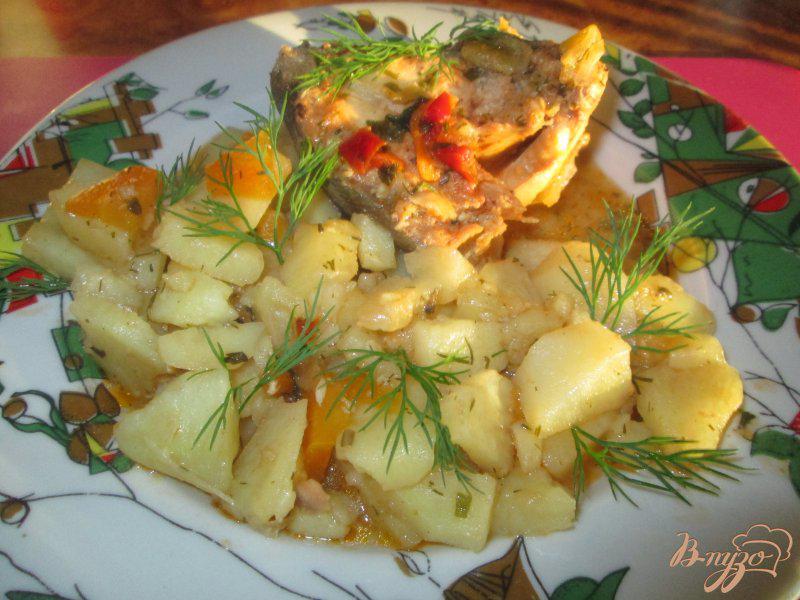 Фото приготовление рецепта: Картошка с горбушей, тушеная в казане шаг №10