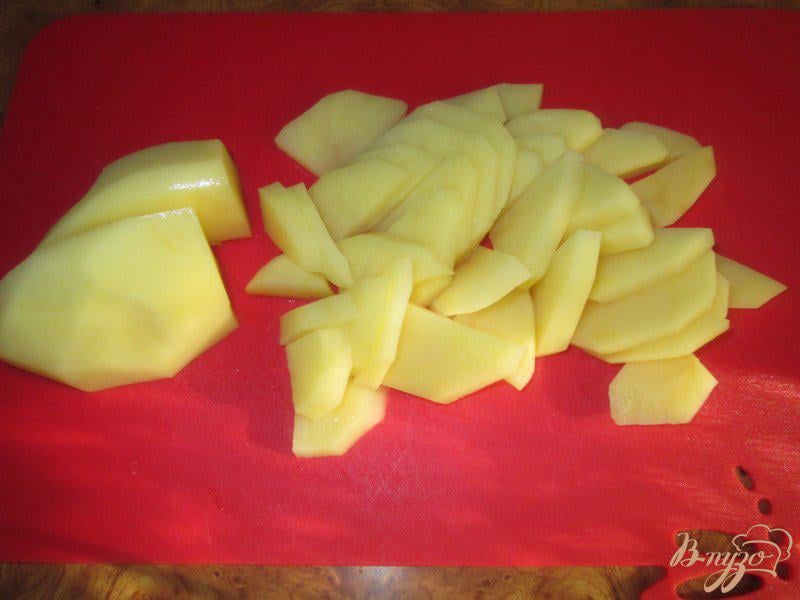 Фото приготовление рецепта: Картошка с горбушей, тушеная в казане шаг №7