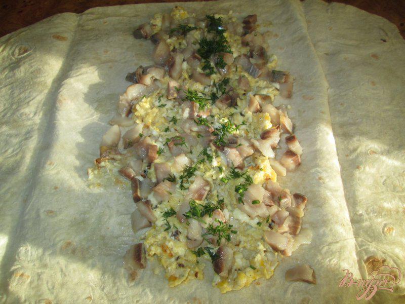 Фото приготовление рецепта: Закуска с сельдью в лаваше шаг №7
