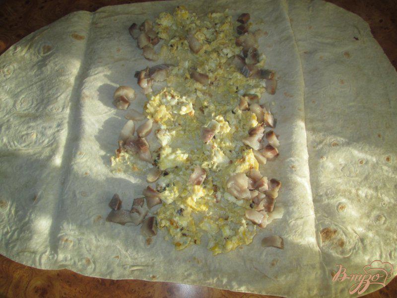 Фото приготовление рецепта: Закуска с сельдью в лаваше шаг №6