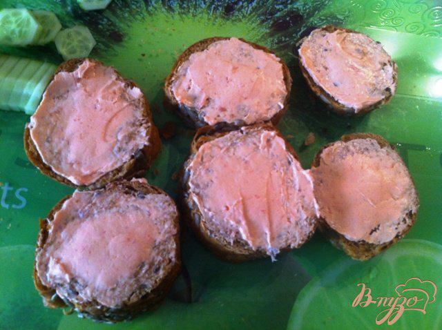 Фото приготовление рецепта: Бутерброды с лососем шаг №3