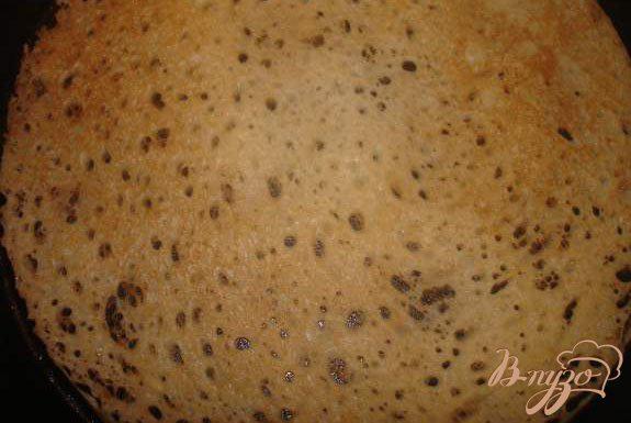 Фото приготовление рецепта: Блины на пиве с начинкой из форели(лосося) со сливочной пастой шаг №3